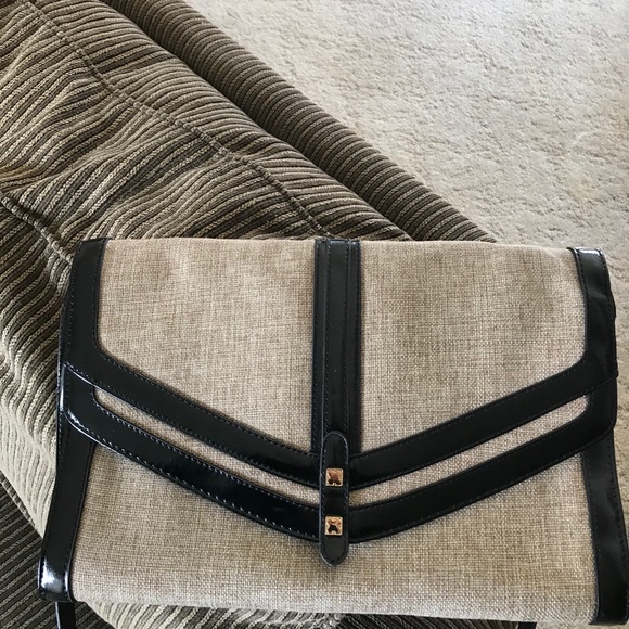 Liz Claiborne Spring Ahead Straw/Blk Patent Clutch - Picture 10 of 15